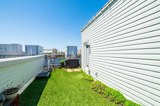Building Photo - Two Bed Fishtown Townhouse