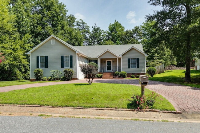 Building Photo - 1913 Castle Glen Dr