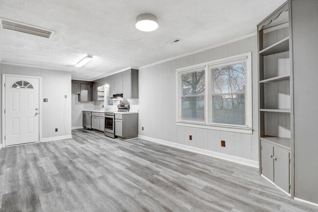 Building Photo - MOVE-IN READY! 3 BR, 1 BA Brick Ranch *EXCELLENT Wayne Mem. Drive Location!*