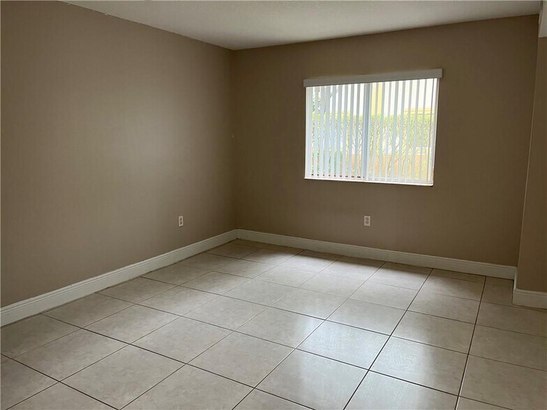 Building Photo - 6255 SW 47th Mnr