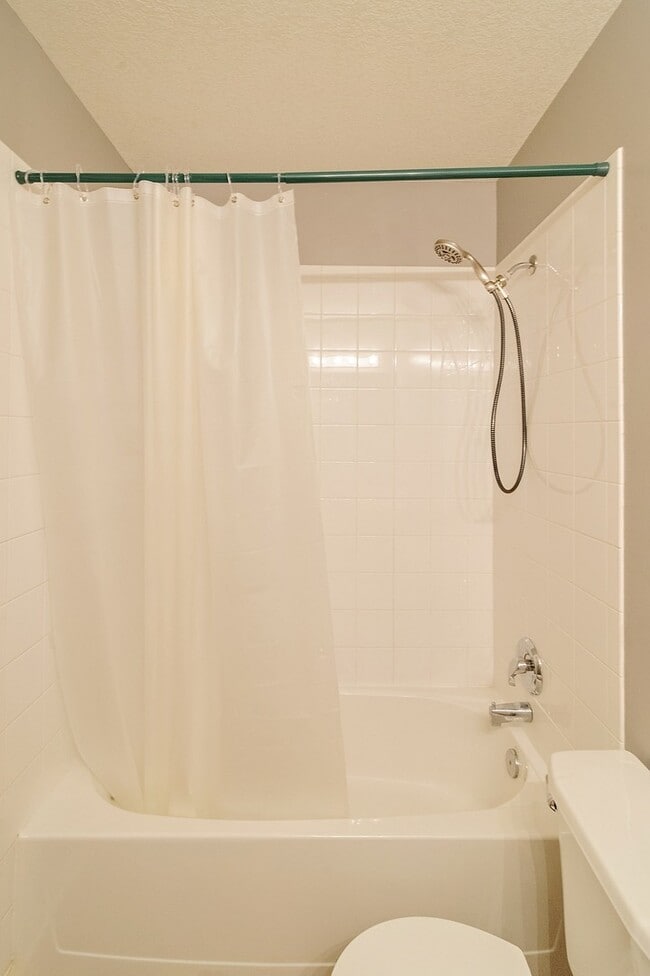 Building Photo - Gorgeous 4 Bedroom home in Blue Valley Schools