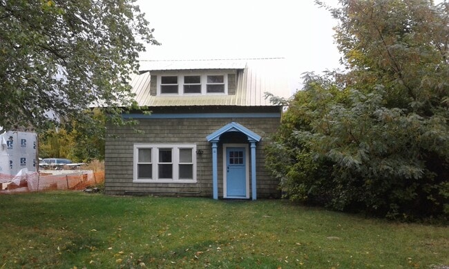 Building Photo - 10 2nd St E