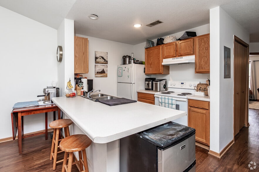 4BR, 2BA - 1,160SF - Kitchen - West Ridge Apartments