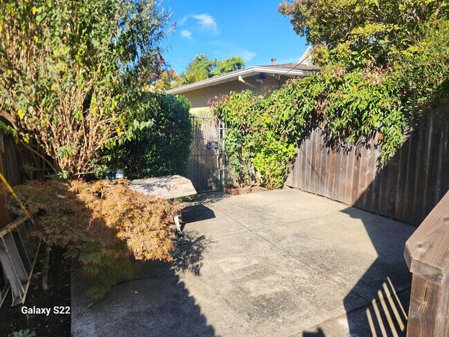 Building Photo - Beautiful 2 bedroom/1 bathroom home with a...