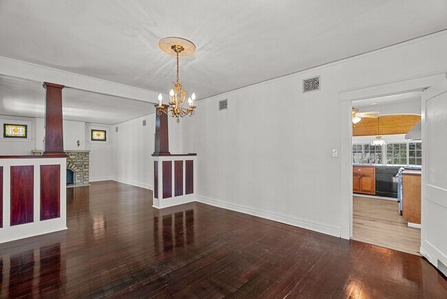 Building Photo - Charming 2+ Bedroom in Shrewsbury – Walkable Neighborhood & Pet-Friendly!