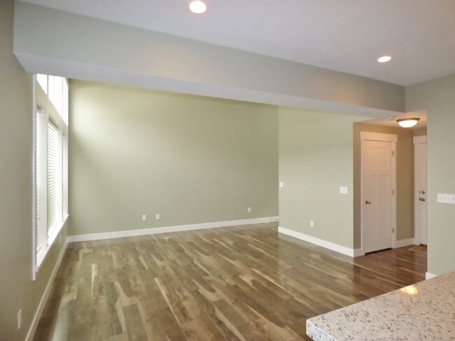 Building Photo - 3 Bed 2.5 Bath Condo