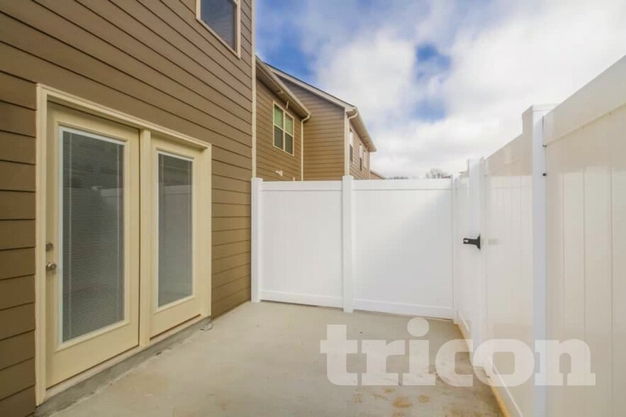 Building Photo - 1093 Neeleys Bend E