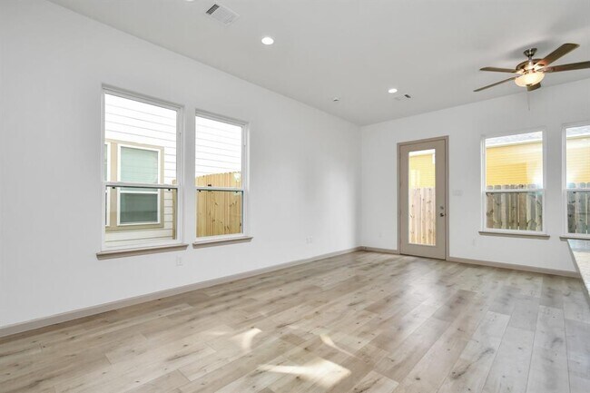 Building Photo - 2119 Esther Dr