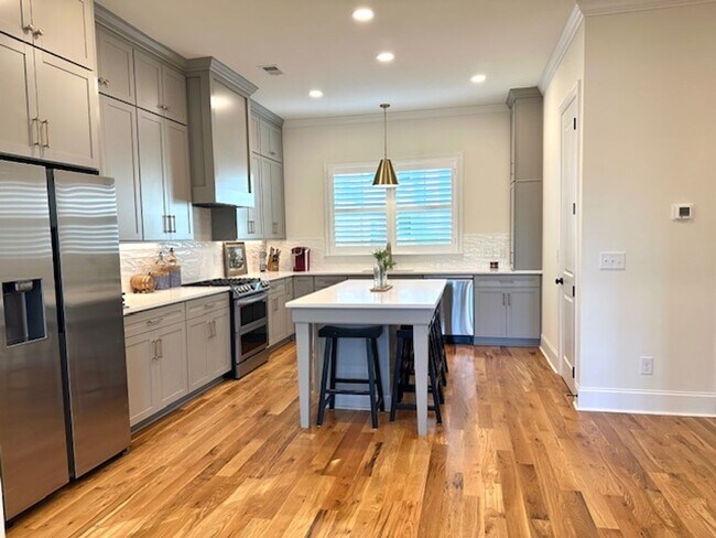 Building Photo - LUXURY TOWNHOME IN FOREST ACRES