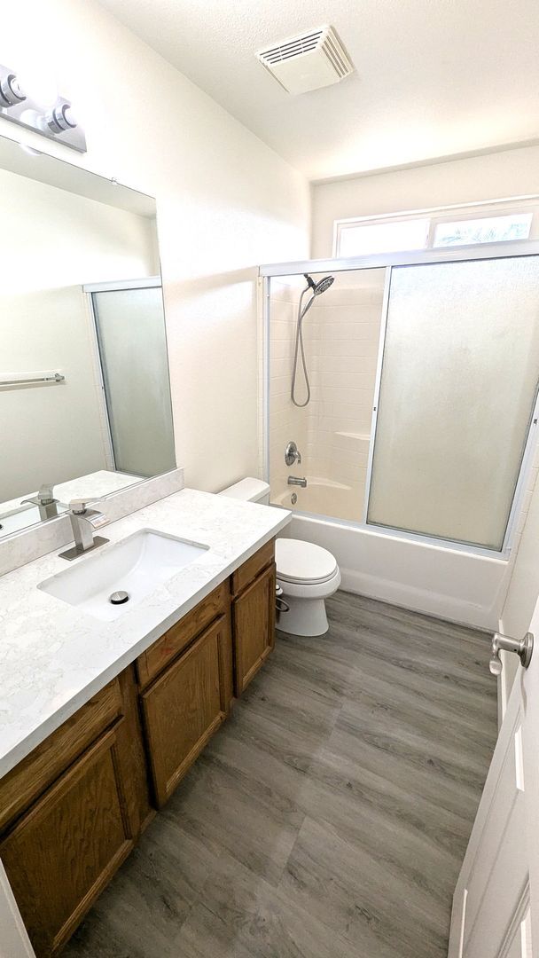 Building Photo - Immaculate 4 Bedroom 2.5 Bath Home