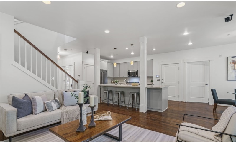 Building Photo - 1340 Bellevue Way SE