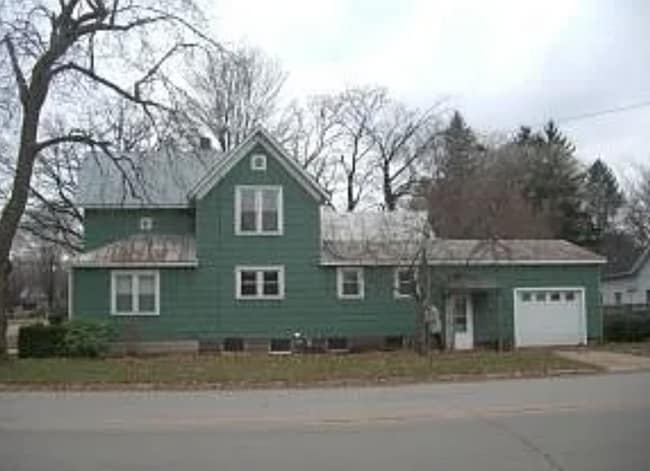 Building Photo - VIDEOTOUR: Remarkable 4-bedroom Home! PETS WELCOME