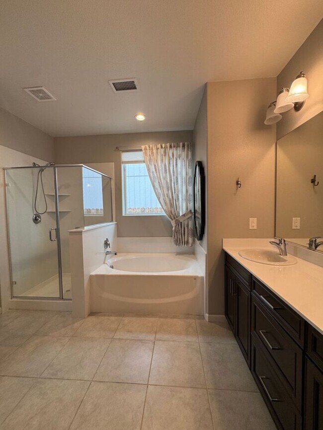 Building Photo - Spacious 4-Bedroom Dayton Home with Split-Bedroom Layout & Modern Finishes