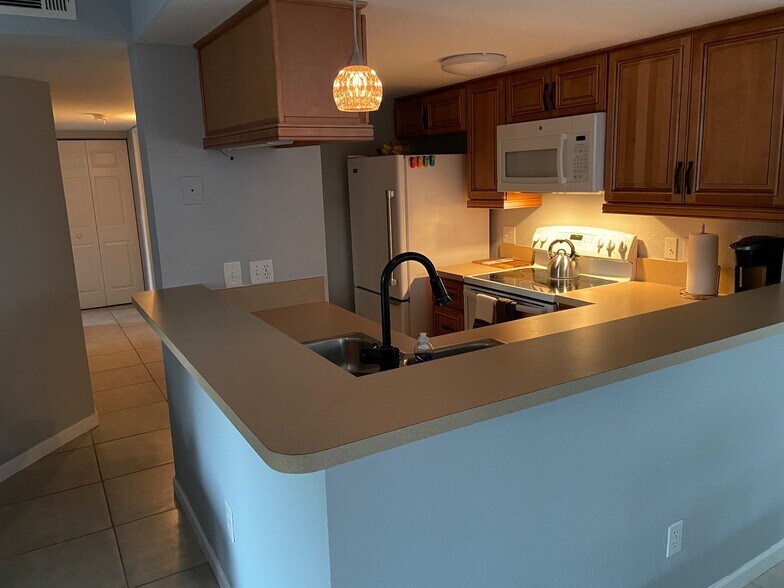 Building Photo - 850 S Tamiami Trl