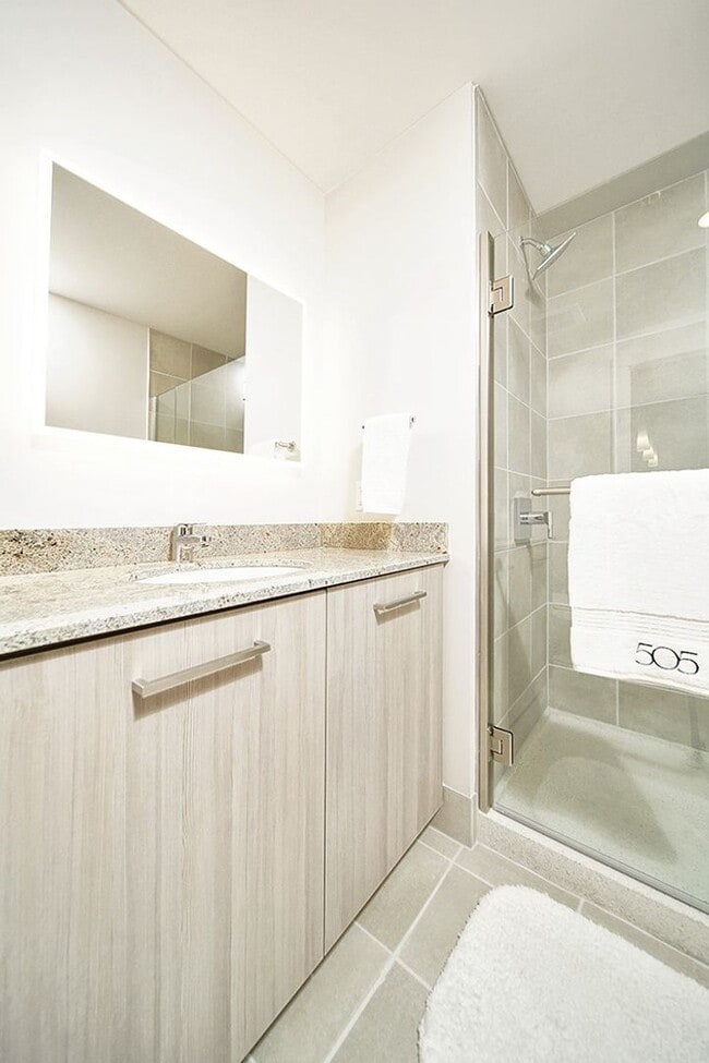 Building Photo - Stunning 505 Condo!