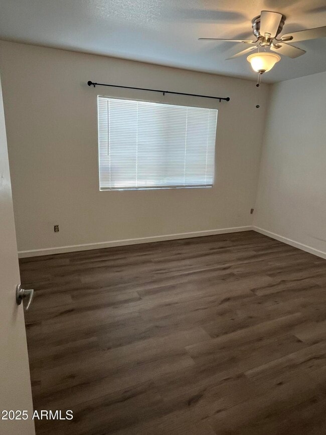 Building Photo - 3320 S Parkside Dr