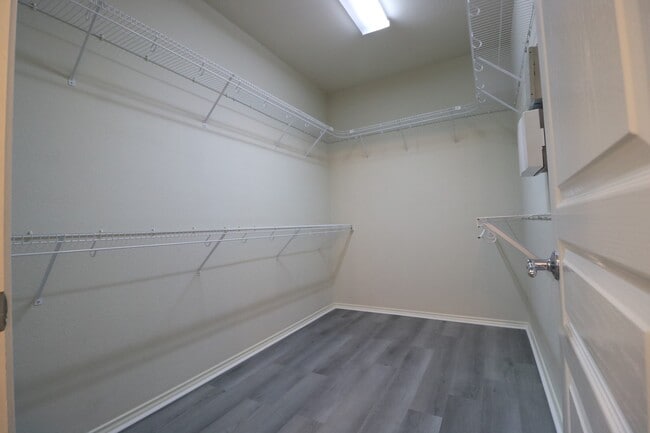 Building Photo - 8227 Clover Leaf Dr