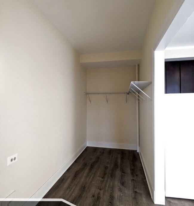 Building Photo - 3335 W Diversey Ave