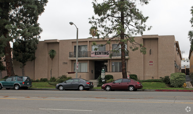 Primary Photo - Devonshire Apts