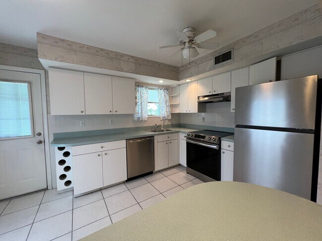 Building Photo - ** Annual ** 2 Bed / 2 Bath ** Single Fami...