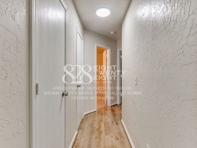 Building Photo - *AVAILABLE NOW!* Spacious 3 Bed/2.5 Bath Duplex Townhome Available in Norman!