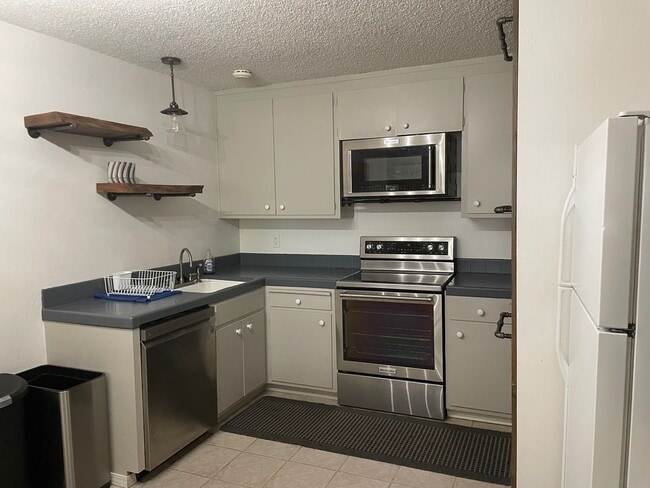 Building Photo - Upstairs Condo - 2 Bed, 1 Bath - Centrally...