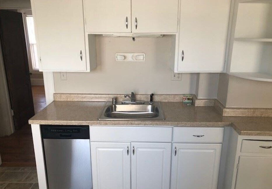 Kitchen w/Dishwasher - 2024 Grand Ave S