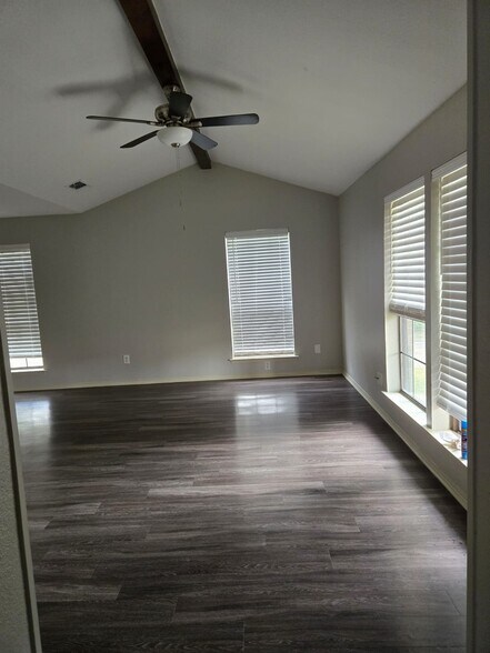 Building Photo - 210 Shrum Ct