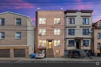 Building Photo - 616 10th St