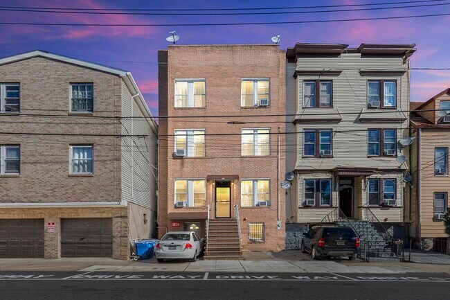 Primary Photo - 616 10th St