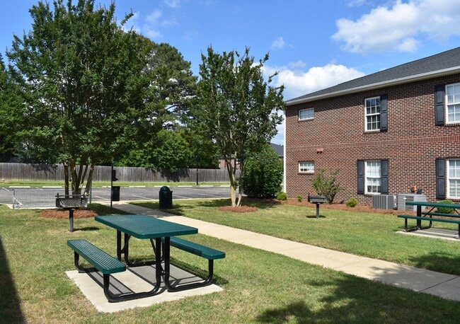 Building Photo - FIRST FULL MONTH FREE IF YOU SIGN A 13 OR 14 MONTH LEASE!