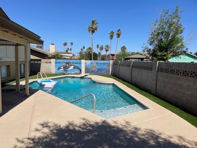 Building Photo - 6 Bed/4.5 Bath Home Close to ASU