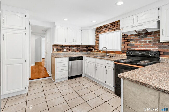 Building Photo - 7 Richards Ln