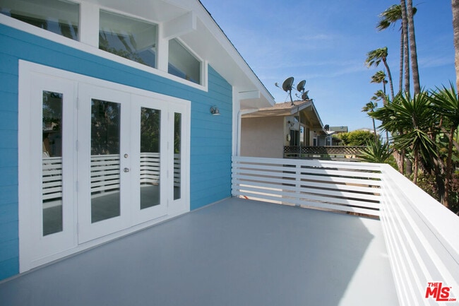 Building Photo - 122 Montreal St