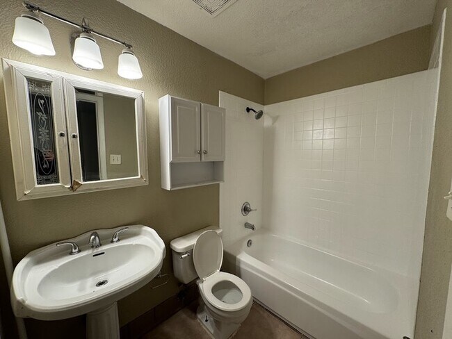 Building Photo - Remodeled Townhome in West Phoenix