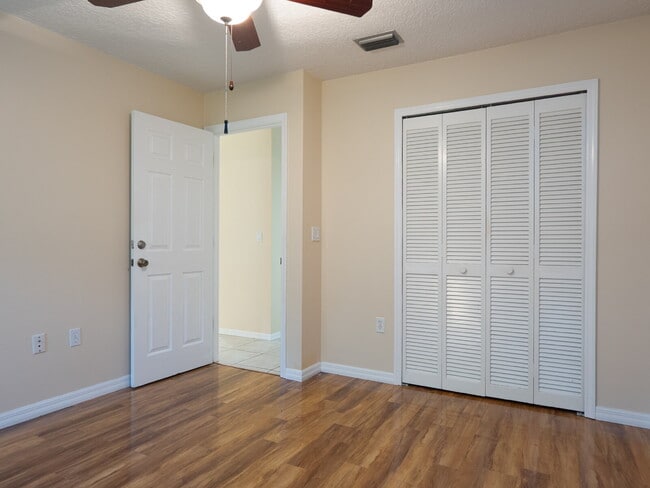 Building Photo - Enjoy Florida living in this spacious 3BR/...