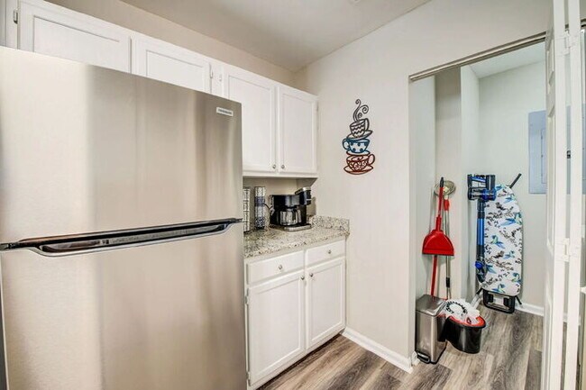Building Photo - Coastal Comfort Awaits: Spacious 3-Bed, 2-...