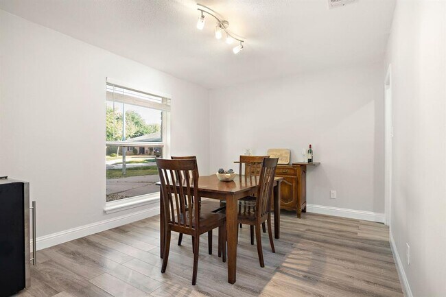 Building Photo - 1009 Rolling Green Cir