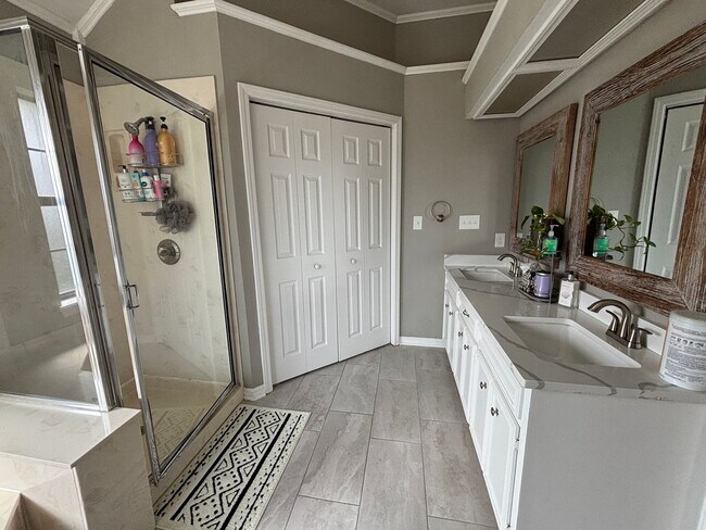 Building Photo - STUNNING AND IMMACULATE HOME NEAR BARKSDALE AIR FORCE BASE