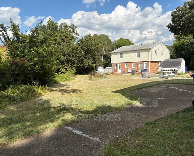 Building Photo - 3021 Luxembourg St