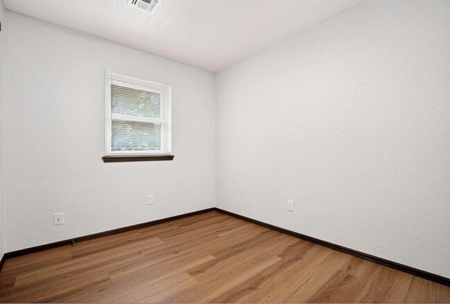 Building Photo - 742 W Juniper Dr
