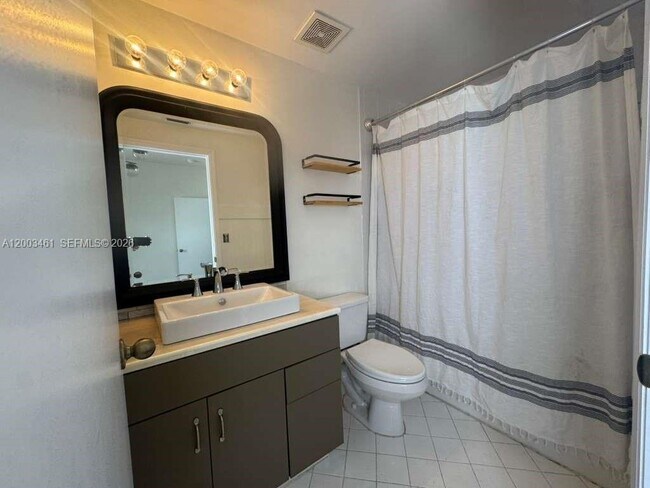 Building Photo - 1943 Madeira Dr