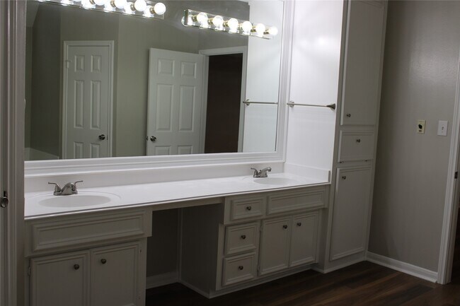 Building Photo - 1911 Hidden Cove Ct