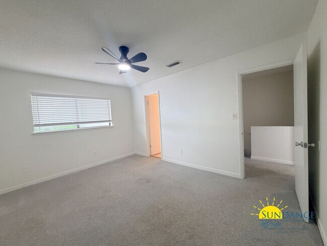 Building Photo - Beautiful 2 Bedroom townhome in Fort Walton Beach in between Hurlburt Field & Eglin Airforce Base!