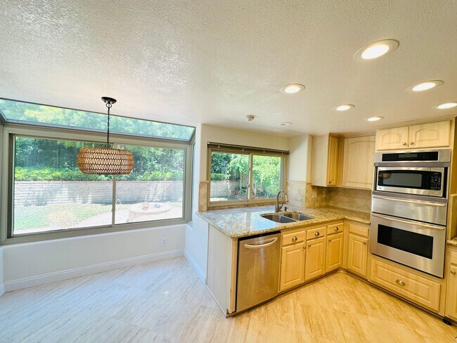 Building Photo - 6635 Soaring Dr