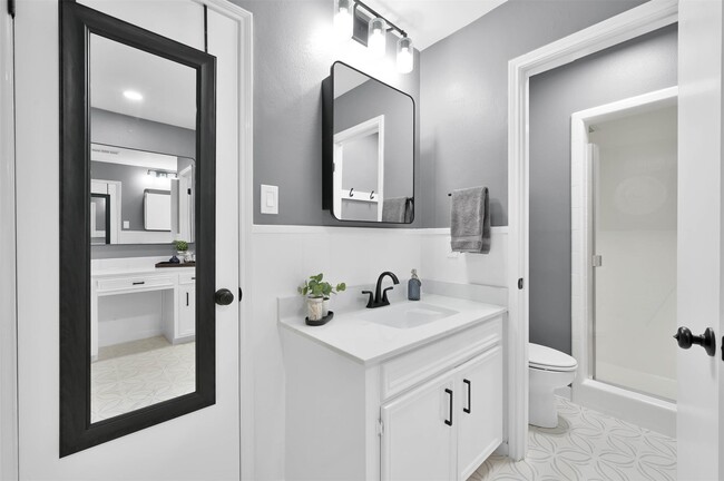 Building Photo - 223 Birchwood Dr