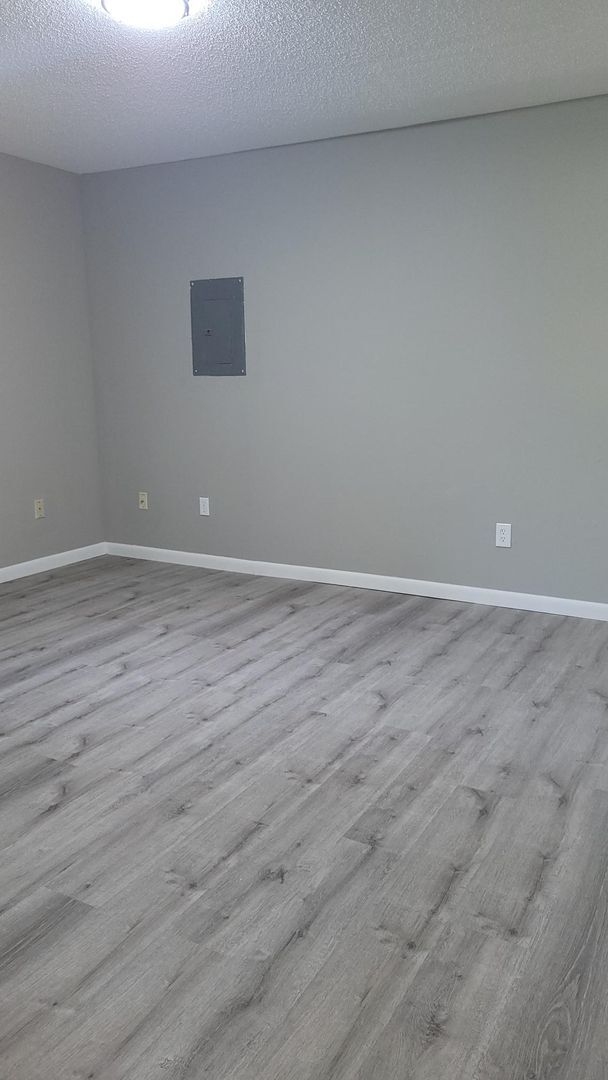 Building Photo - Completely Remodeled!!