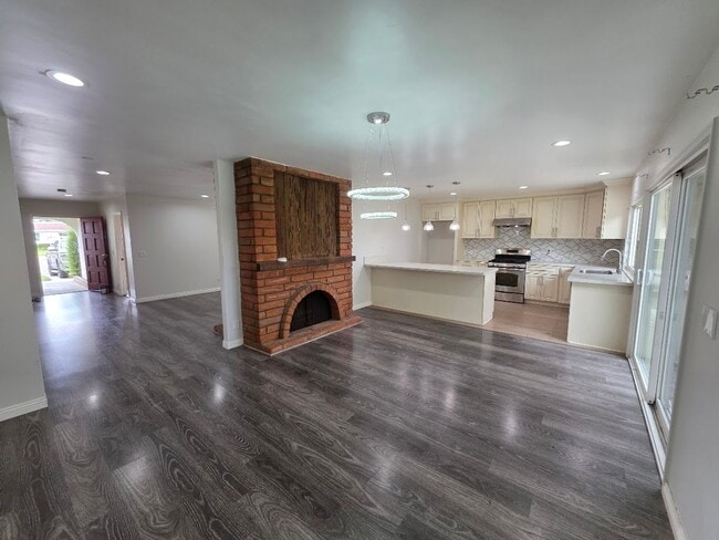 Building Photo - SPACIOUS 4BD/2BA WITH GARAGE, LAUNDRY AND ...