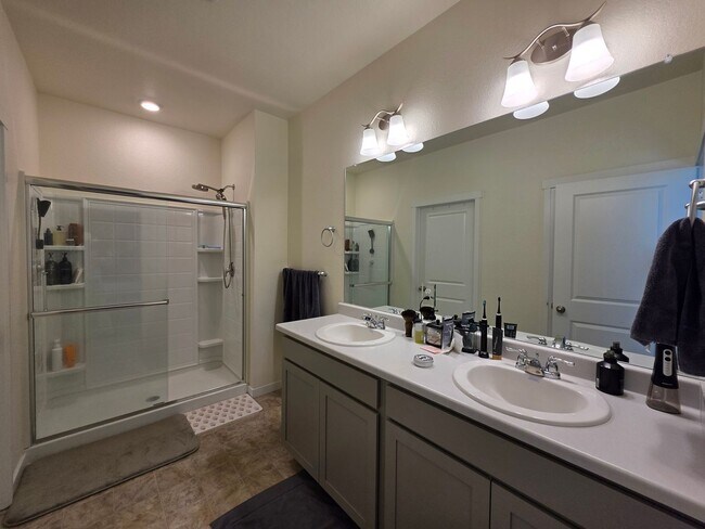 Building Photo - Beautiful Newer Build 3 Bedroom Home in Be...