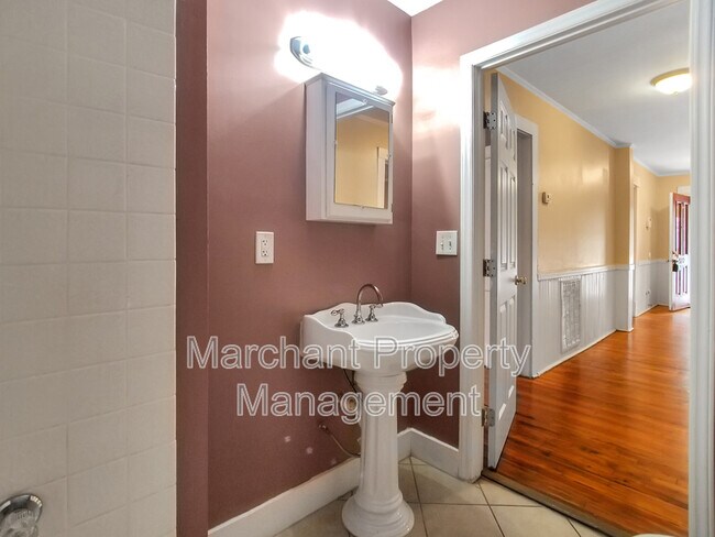 Building Photo - 522 Perry Ave